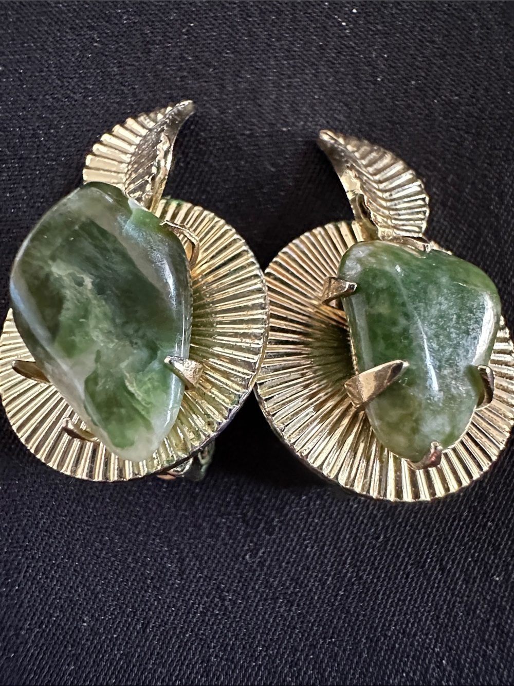 Vintage Coro GUC jade clip on earrings in goldtone plated leaf design - Picture 4 of 6